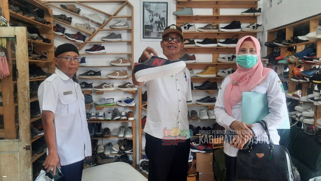 Menengok Pemuda Kreatif Asal Beji yang Sepatu Hasil Kyanya dibeli Presiden